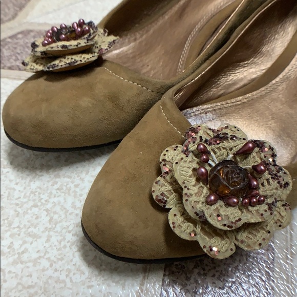 Leather Shoes with Flower Details - Picture 6 of 7